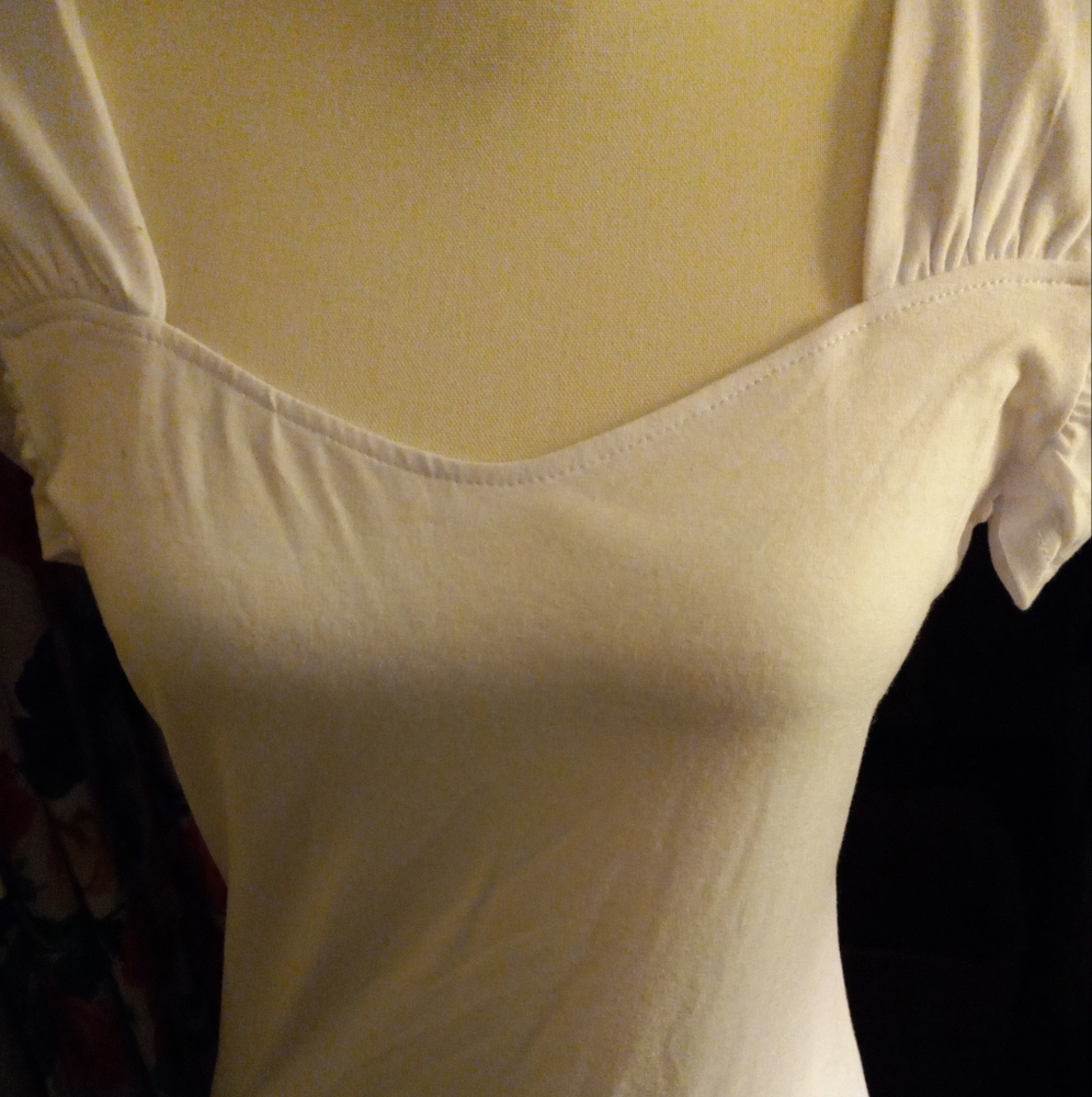 New,with tag workout white stretch knit short sleeve top wide straps size medium